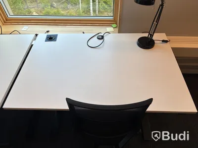 2 st. Höj- och sänkbara skrivbord, 2 st. kontorsstolar och lampa