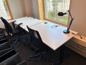 2 st. Höj- och sänkbara skrivbord, 2 st. kontorsstolar och lampa