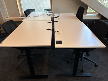 4 st. Höj- och sänkbara skrivbord och 4 st. Kontorsstolar