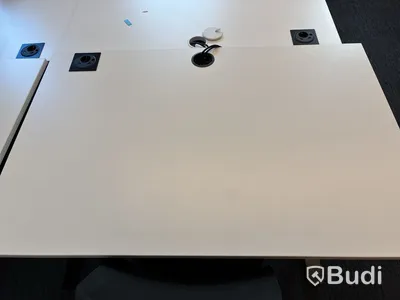 4 st. Höj- och sänkbara skrivbord och 4 st. Kontorsstolar