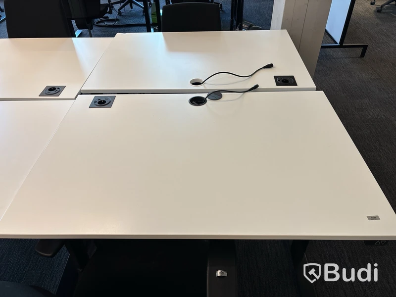 4 st. Höj- och sänkbara skrivbord och 4 st. Kontorsstolar