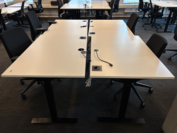 4 st. Höj- och sänkbara skrivbord och 4 st. Kontorsstolar