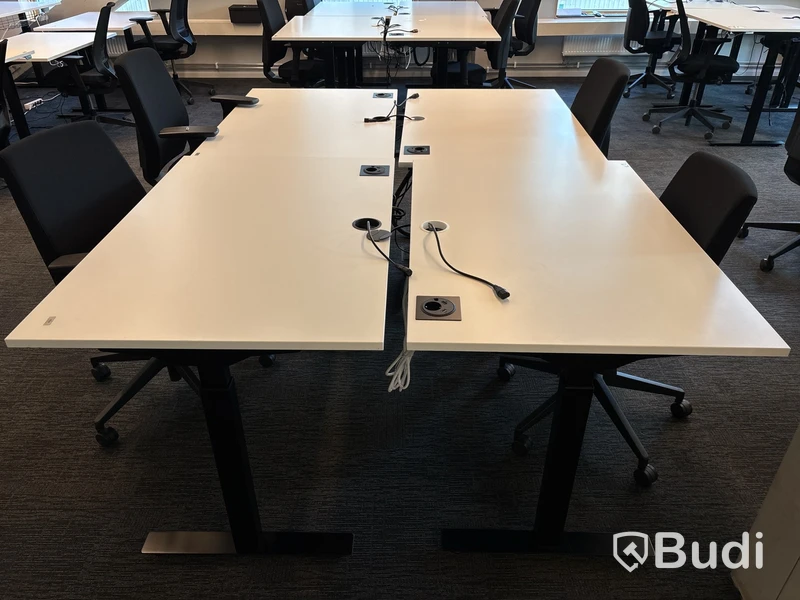 4 st. Höj- och sänkbara skrivbord och 4 st. Kontorsstolar