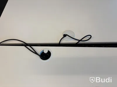 4 st. Höj- och sänkbara skrivbord och 4 st. Kontorsstolar*