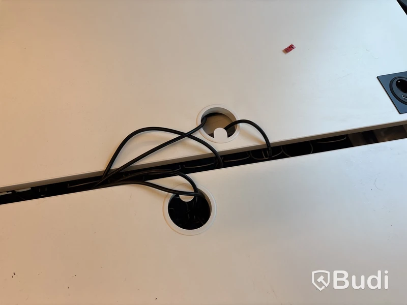 4 st. Höj- och sänkbara skrivbord och 4 st. Kontorsstolar*