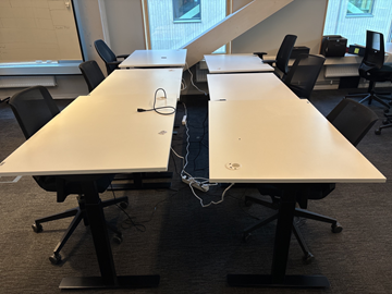 6 st. Höj- och sänkbara skrivbord och 6 st. kontorsstolar olika modeller