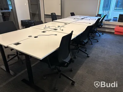 8 st. Höj- och sänkbara skrivbord Edsbyn och 8 st. kontorsstolar olika modeller