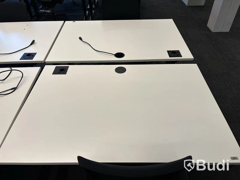 8 st. Höj- och sänkbara skrivbord Edsbyn och 8 st. kontorsstolar olika modeller