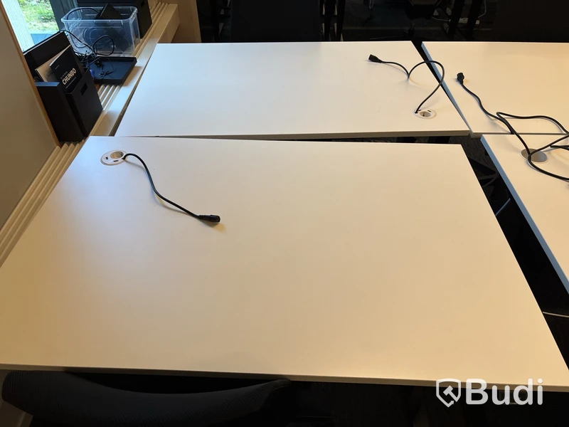 8 st. Höj- och sänkbara skrivbord Edsbyn och 8 st. kontorsstolar olika modeller