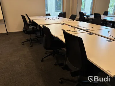8 st. Höj- och sänkbara skrivbord Edsbyn och 8 st. kontorsstolar olika modeller