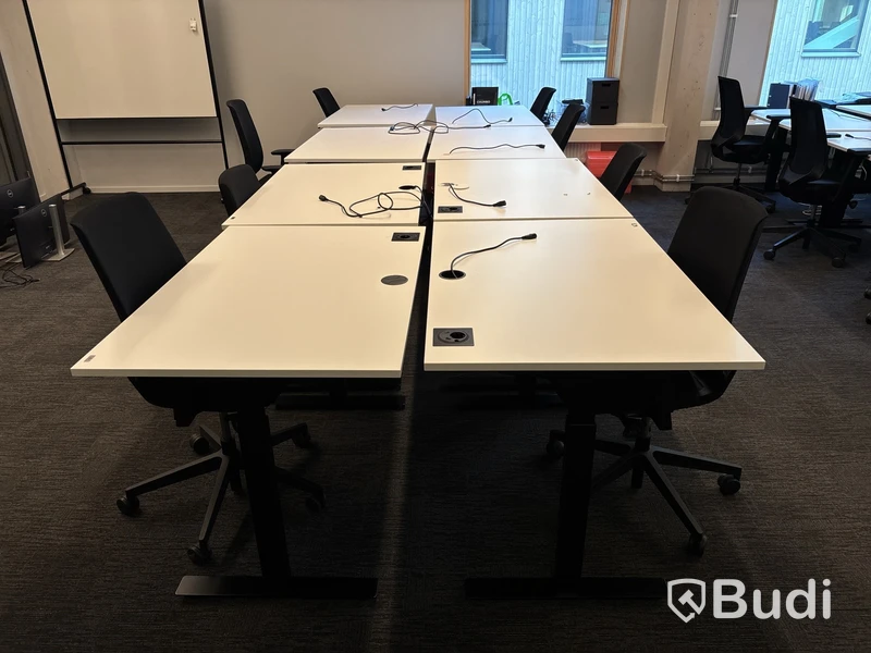 8 st. Höj- och sänkbara skrivbord Edsbyn och 8 st. kontorsstolar olika modeller