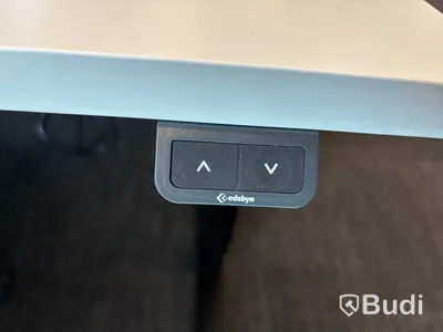 4 st. Höj- och sänkbara skrivbord Edsbyn och 4 st. Kontorsstolar