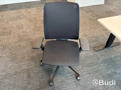 Höj- och sänkbart skrivbord Edsbyn och kontorsstol