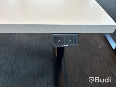 Höj- och sänkbart skrivbord Edsbyn och kontorsstol