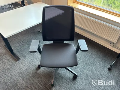 Höj- och sänkbart skrivbord Edsbyn och kontorsstol