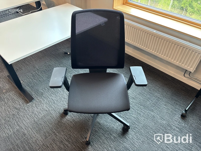 Höj- och sänkbart skrivbord Edsbyn och kontorsstol
