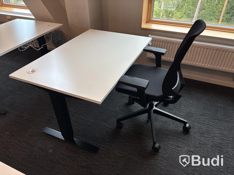 Höj- och sänkbart skrivbord Edsbyn och kontorsstol