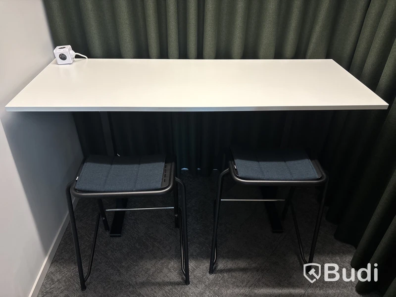 Bord, 2 st. Pallar och 2 st. Gardiner