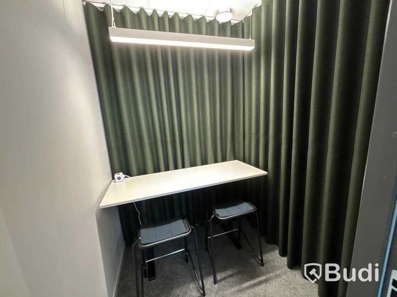 Bord, 2 st. Pallar och 2 st. Gardiner