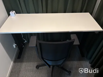 Höj- och sänkbart skrivbord, kontorsstol och 2 st. Gardiner
