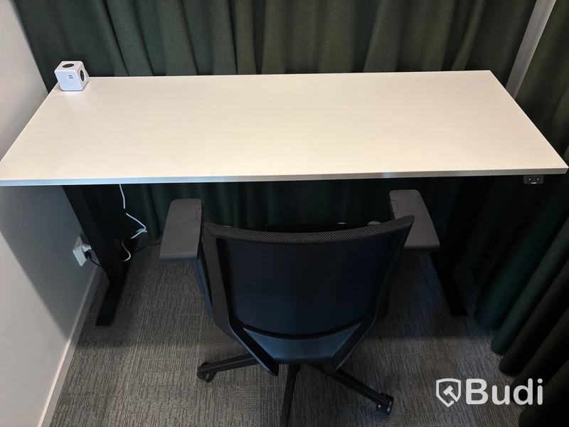 Höj- och sänkbart skrivbord, kontorsstol och 2 st. Gardiner
