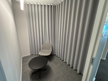 Bord, fåtölj Muuto och 2 st. gardiner