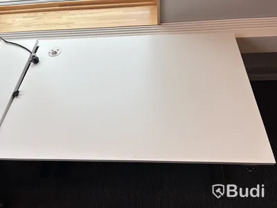 2 st. Höj- och sänkbara skrivbord Edsbyn och 2 st. kontorsstolar