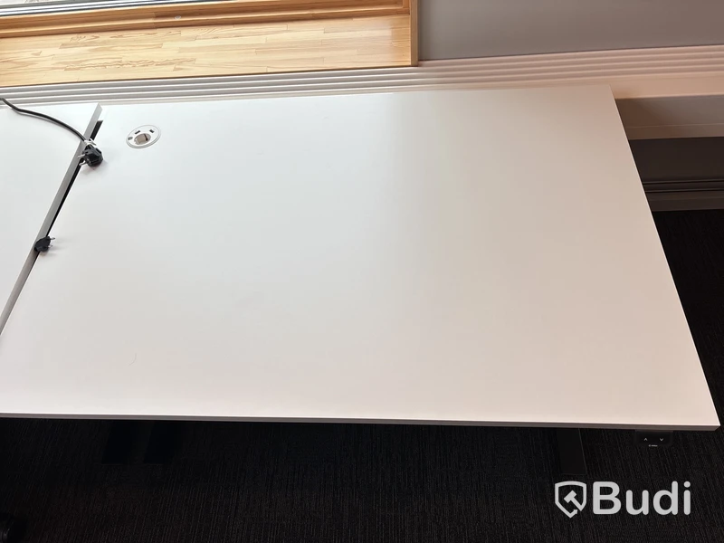 2 st. Höj- och sänkbara skrivbord Edsbyn och 2 st. kontorsstolar