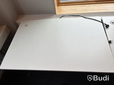 2 st. Höj- och sänkbara skrivbord Edsbyn och 2 st. kontorsstolar