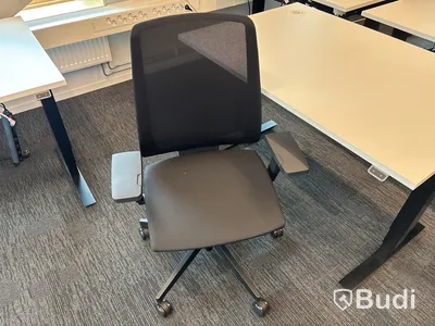 Höj- och sänkbart skrivbord Edsbyn och kontrosstol