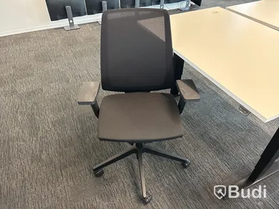 Höj- och sänkbart skrivbord Edsbyn och kontrosstol
