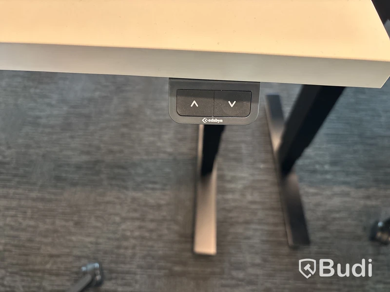 Höj- och sänkbart skrivbord Edsbyn och kontrosstol