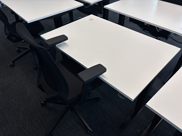 Höj- och sänkbart skrivbord Edsbyn och kontrosstol