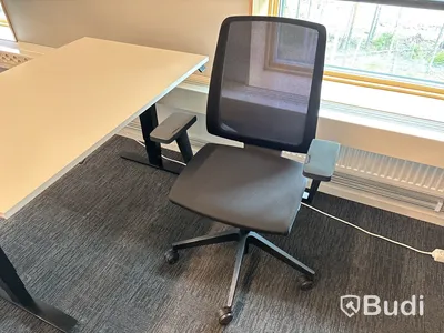 Höj- och sänkbart skrivbord Edsbyn och kontrosstol