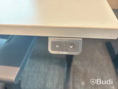 2 st. Höj- och sänkbara skrivbord Edsbyn och 2 st. kontorsstolar