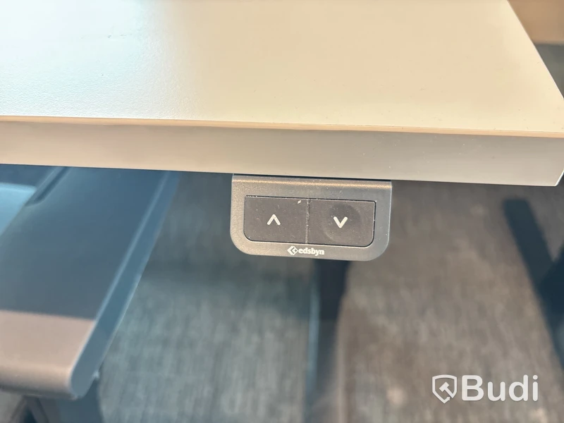 2 st. Höj- och sänkbara skrivbord Edsbyn och 2 st. kontorsstolar