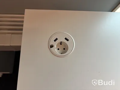 2 st. Höj- och sänkbara skrivbord Edsbyn och 2 st. kontorsstolar