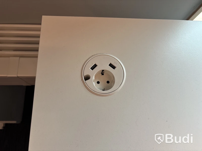 2 st. Höj- och sänkbara skrivbord Edsbyn och 2 st. kontorsstolar