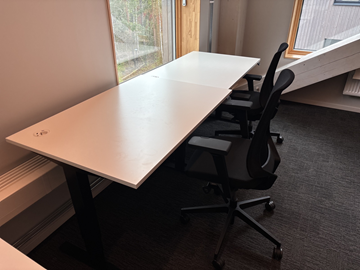 2 st. Höj- och sänkbara skrivbord Edsbyn och 2 st. kontorsstolar