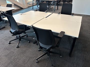 4 st. Höj- och sänkbara skrivbord Edsbyn och 4 st. Kontorsstolar