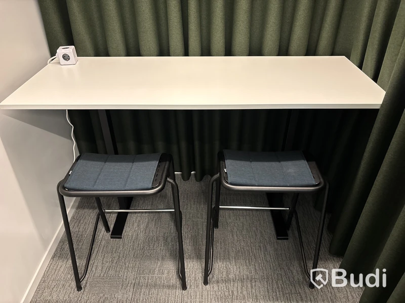 Bord, 2 st. Pallar Lammhults och 2 st. Gardiner