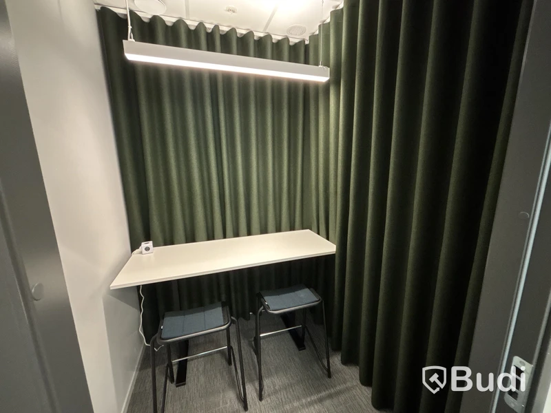 Bord, 2 st. Pallar Lammhults och 2 st. Gardiner