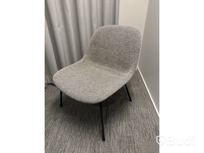 Bord, fåtölj Muuto och 2 st. gardiner