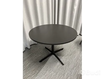 Bord, fåtölj Muuto och 2 st. gardiner