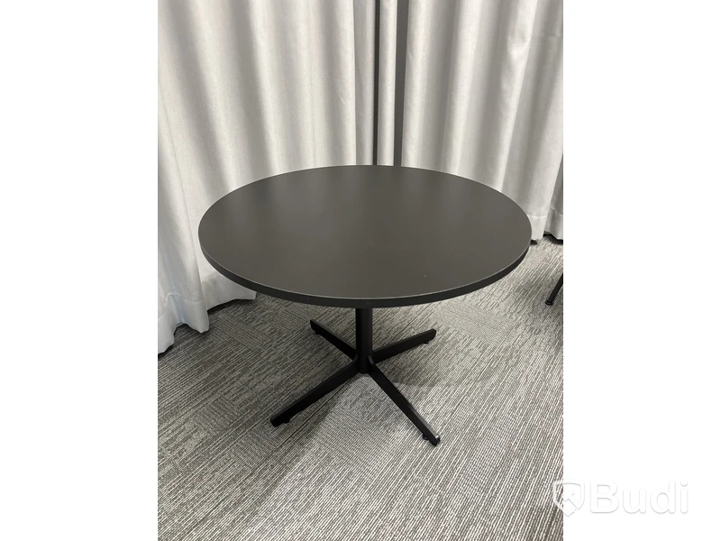 Bord, fåtölj Muuto och 2 st. gardiner