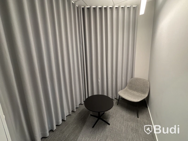 Bord, fåtölj Muuto och 2 st. gardiner