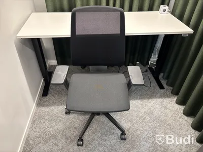 Höj- och sänkbart skrivbord, kontorsstol och 2 st. Gardiner