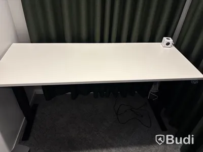 Höj- och sänkbart skrivbord, kontorsstol och 2 st. Gardiner