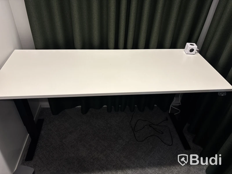 Höj- och sänkbart skrivbord, kontorsstol och 2 st. Gardiner