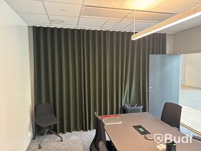Konferensrum med TV och konferensutrustning - Justerad